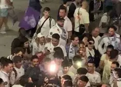 Pillan al periodista Edu Aguirre peg&aacute;ndole una patada a un aficionado madridista