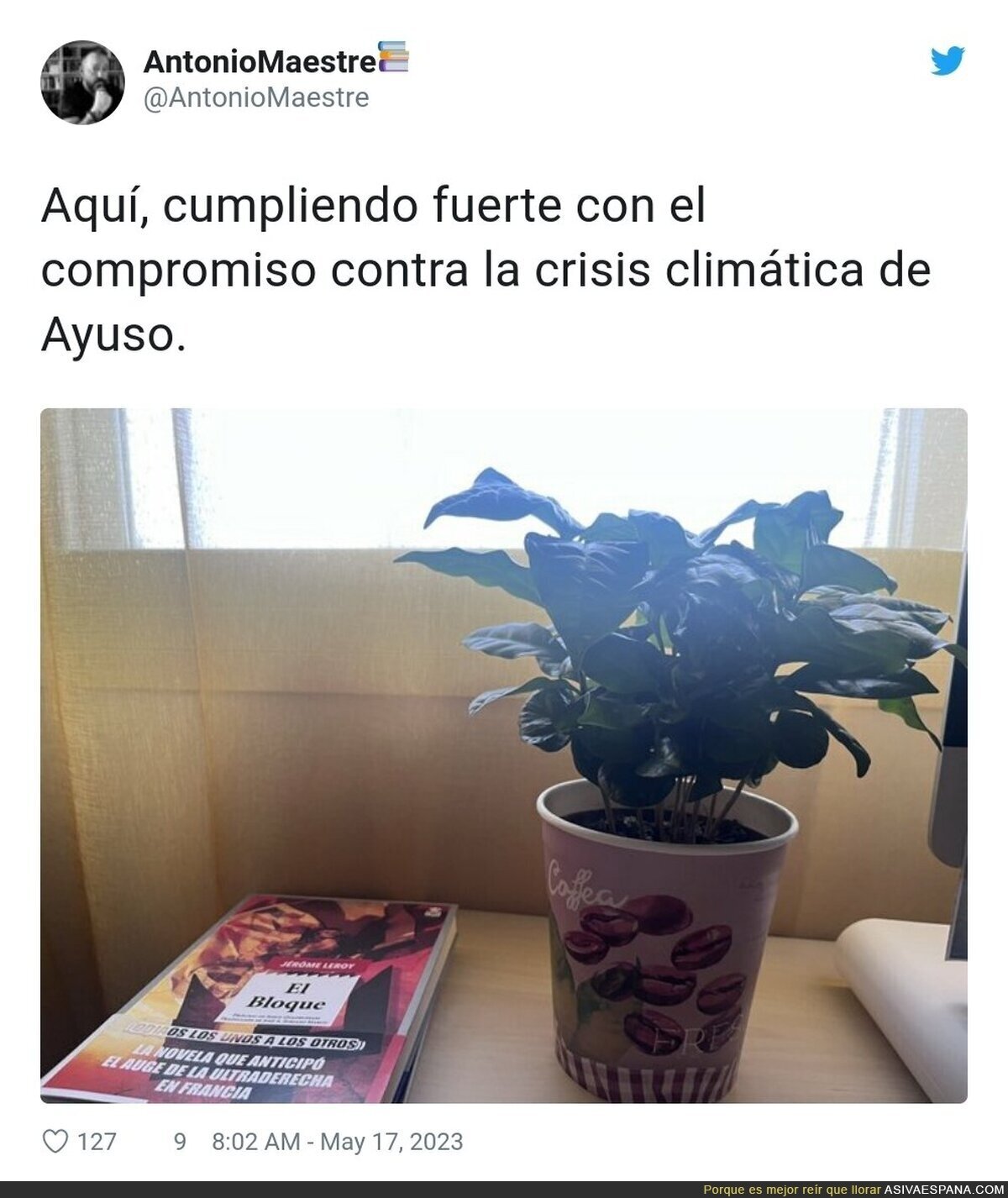 En el balcón, la tienes que poner en el balcón. A ver si por tu culpa no se van a reducir las emisiones de CO2 en Madrid, por @AntonioMaestre