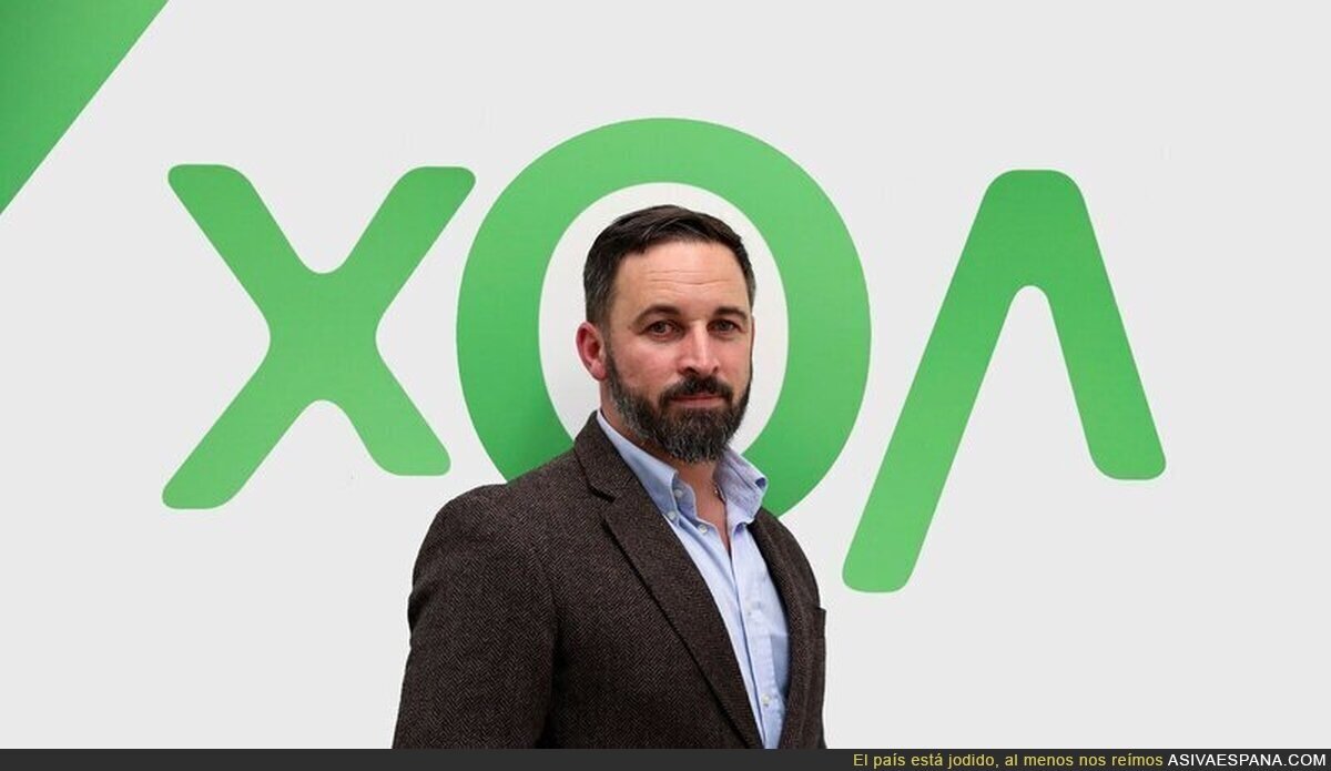 Abascal posando con el nuevo logo de VOX al revés, por @VictorEleDe