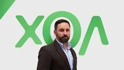Abascal posando con el nuevo logo de VOX al rev&eacute;s, por @VictorEleDe