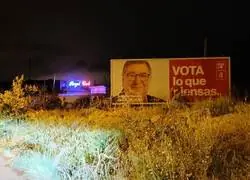 Cartel del PSOE en Torre del Mar, M&aacute;laga, delante de un club de alterne, por @wallstwolverine