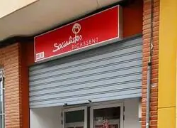 Estos padres usan a su hijo para hacerle gritar "Que te vote Txapote" en una sede del PSOE
