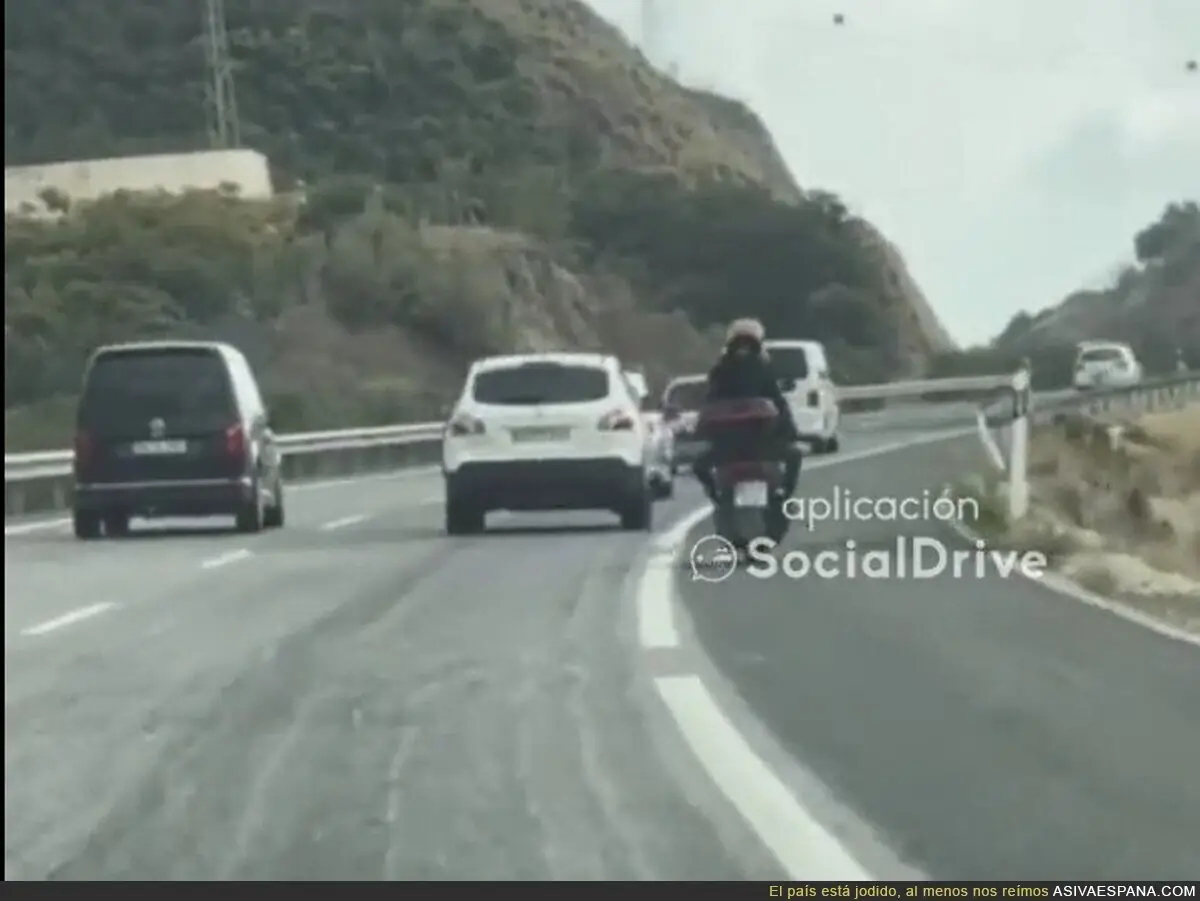 Graban como una moto hace eses por la autovía y choca contra el quitamiedos en la A7 de Málaga