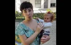 Esta chica busca familia para su beb&eacute; reborn