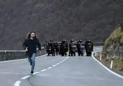 Santiago Abascal en cuanto ve un polic&iacute;a