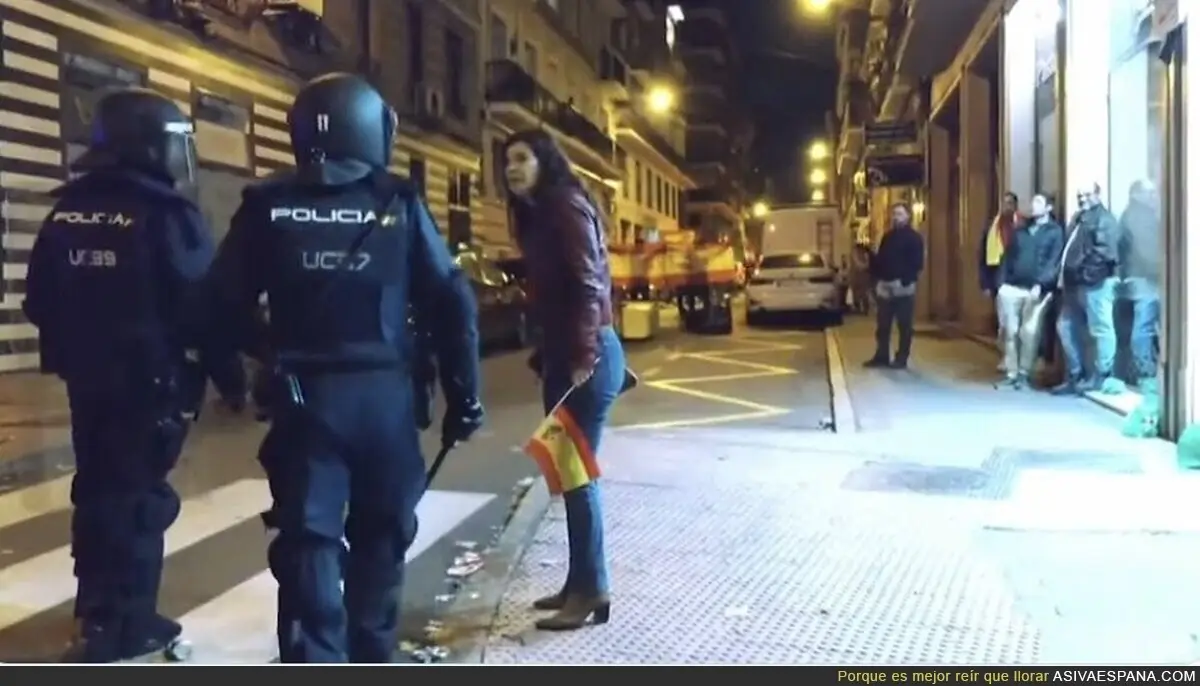 La surrealista escena de esta chica en plenas protestas por la Ley de la Amnistía