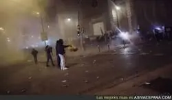 Pol&eacute;mica por estos polic&iacute;as disparando pelotas de goma a unos j&oacute;venes