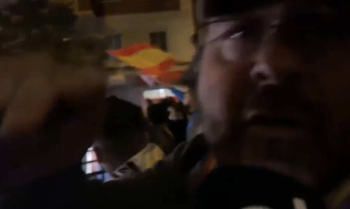 Manifestante de ultraderecha acusa a Okdiario de manipular