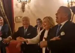 Hillary Clinton baila La Macarena junto con Los del R&iacute;o en una fiesta llena de famosos en Sevilla