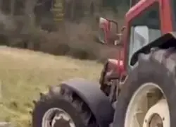 Tractor en movilizaci&oacute;n no autorizada embiste a un coche que intentaba adelantarle. El conductor en estado muy grave