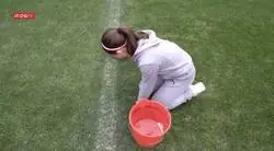 El Sporting pone a una ni&ntilde;a arrodillada a limpiar el 8M