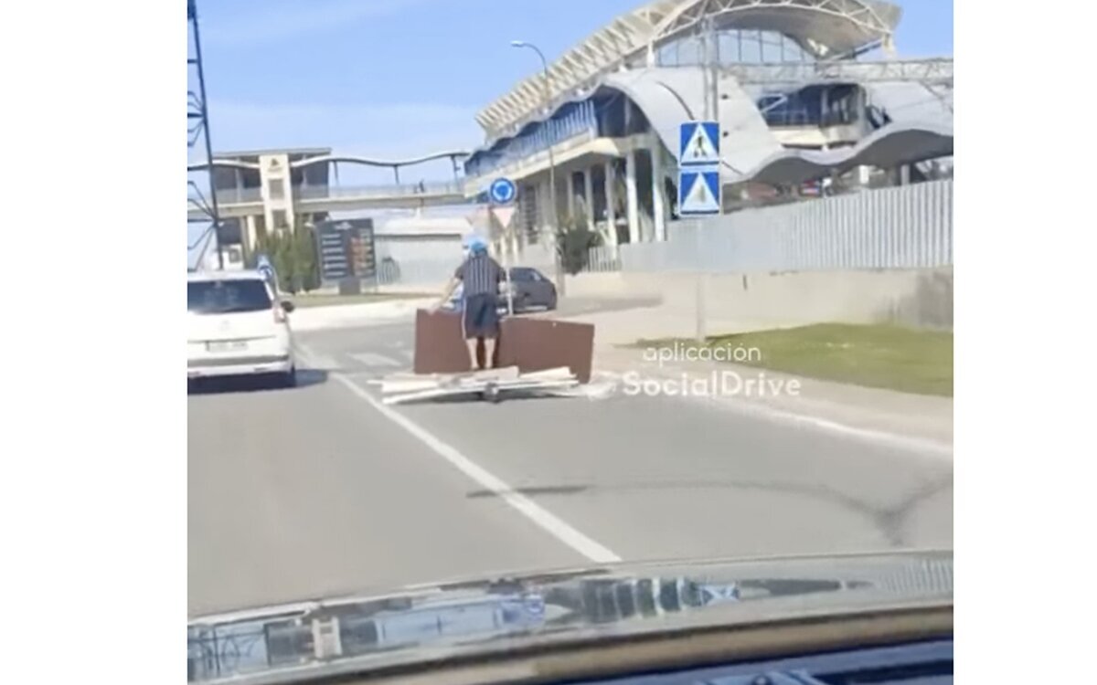Pillan a una persona en patinete eléctrico con una puerta y otros materiales