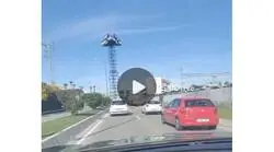 Pillan a una persona en patinete el&eacute;ctrico con una puerta y otros materiales