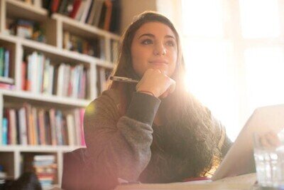Los trucos más efectivos para simular estar atento en clase sin realmente estarlo