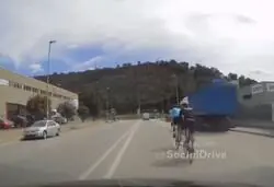 Un ciclista 'perdona la vida' a un conductor con esta discusi&oacute;n en plena carretera