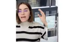 Carla Galeote graba a su vecino de 70 a&ntilde;os zurr&aacute;ndose la sardina y lo sube a internet