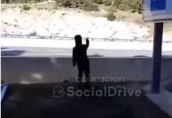 Se graban tirando piedras a los veh&iacute;culos y lo suben a las redes sociales