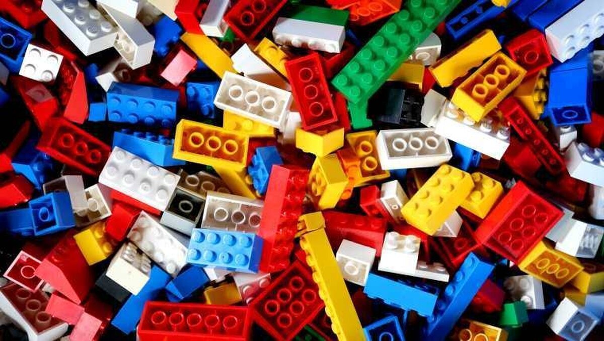 Un cofrade critica a gente por acudir a taller de LEGO y sale escaldado