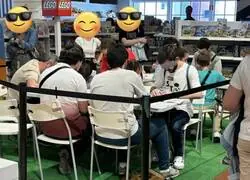 Un cofrade critica a gente por acudir a taller de LEGO y sale escaldado