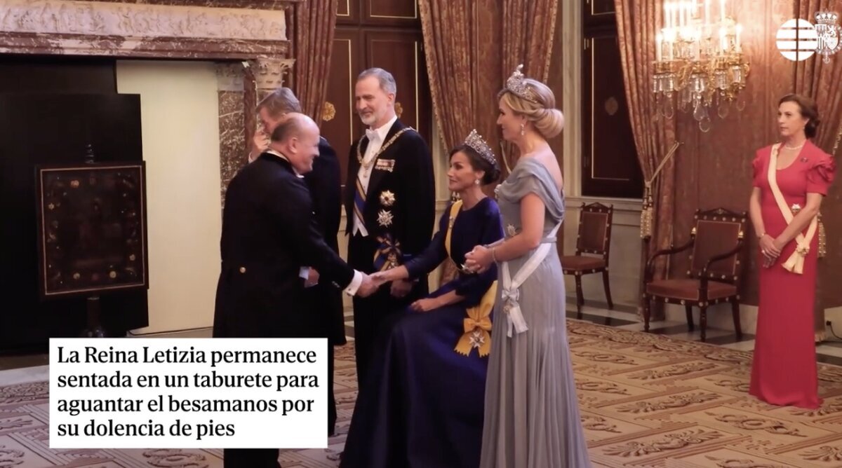 La insólita escena de Reina Letizia, sentada en un taburete para aguantar el besamanos
