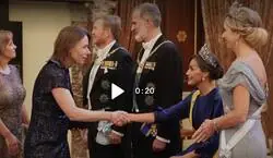 La ins&oacute;lita escena de Reina Letizia, sentada en un taburete para aguantar el besamanos
