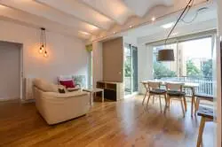 Este casero se arrastra a un ex inquilino tras no devolverle la fianza