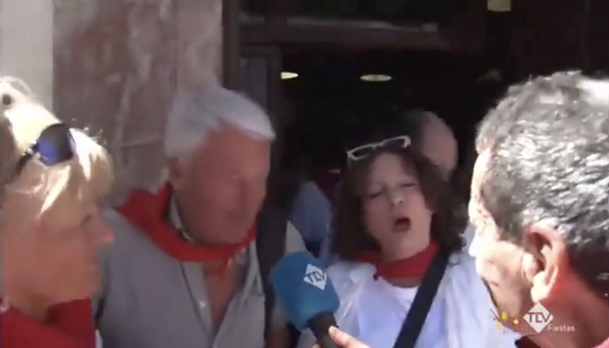 Surrealista la traducción de esta vecina de Caravaca de la Cruz a unos ingleses durante los Caballos del Vino