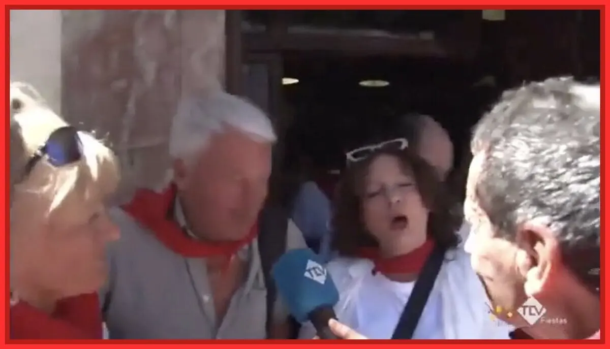 Surrealista la traducción de esta vecina de Caravaca de la Cruz a unos ingleses durante los Caballos del Vino
