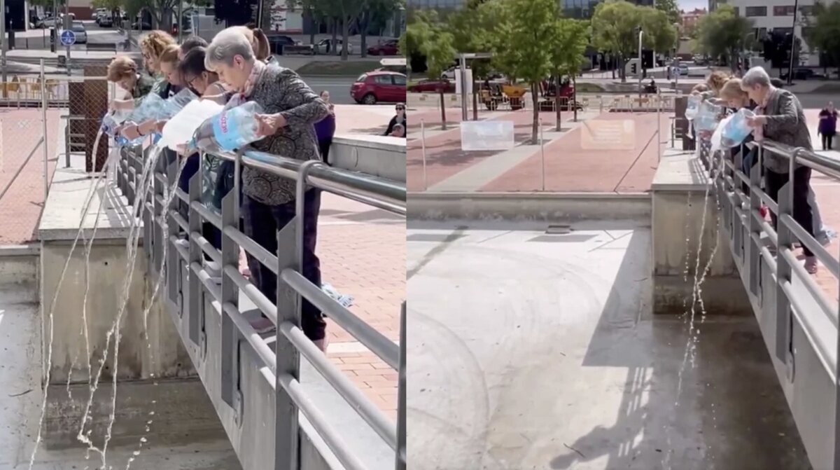 Vecinas de Sabadell arrojan garrafasde agua al lago del Parque Cataluña como protesta