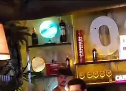 El v&iacute;deo de Irene Montero pelando un pl&aacute;tano con la boca en la precampa&ntilde;a de las elecciones europeas que se ha vuelto viral

? La escena sucedi&oacute; en una fiesta de 'drag queens', la Dragalada Drag Tour, que se celebr&oacute; en Madrid