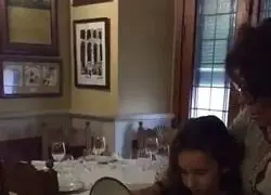 Esta ni&ntilde;a la l&iacute;a pard&iacute;sima con el cochinillo de Segovia