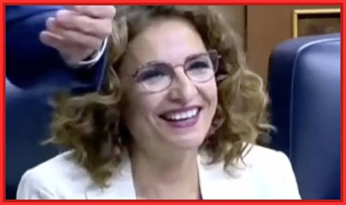 El polémico comportamiento de María Jesús Montero en su asiento del Congreso
