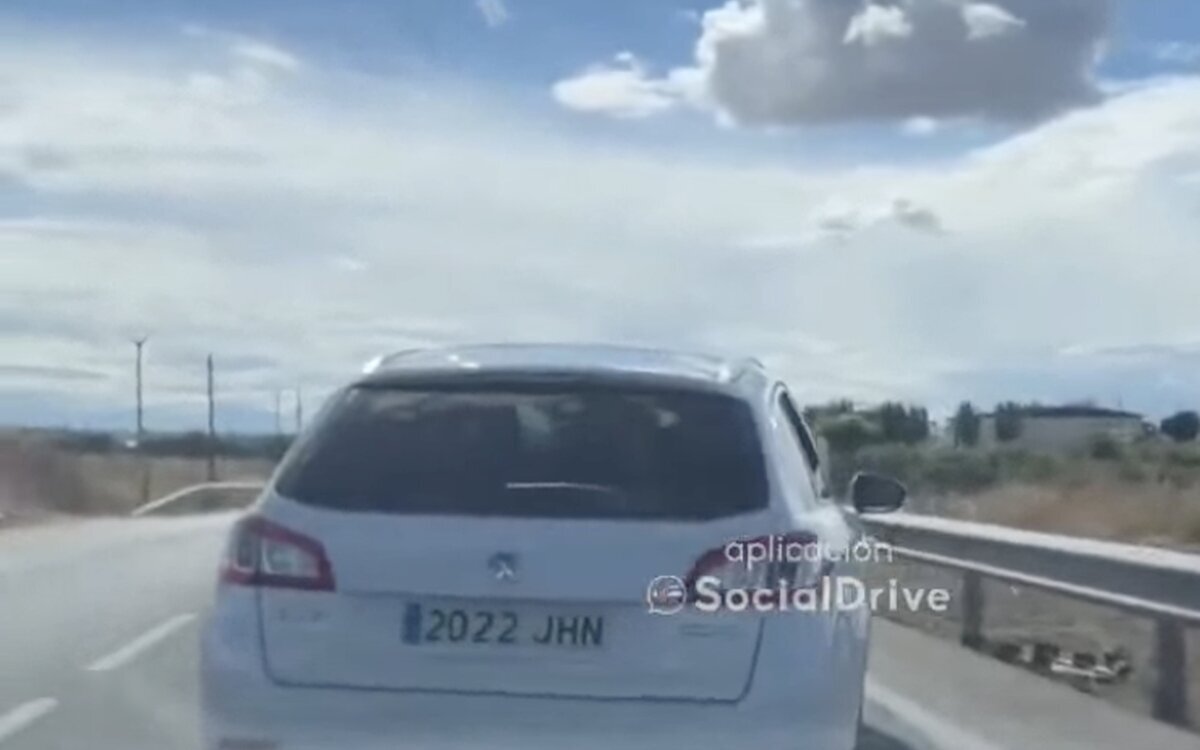 Un ciclista trata de impedir que los coches le adelanten en Ciempozuelos