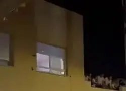 Un toro embolado entra en una casa de Castell&oacute;n con los cuernos en llamas y la l&iacute;a pard&iacute;sima