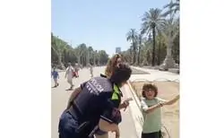 La policia local de Barcelona le proh&iacute;be a un ni&ntilde;o y su madre que hagan burbujas en el parque de la Ciutadella