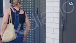 Un vecino echa a patadas la ropa de una okupa en un edificio nuevo que han okupado varios pisos en El Ca&ntilde;averal