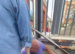 As&iacute; ha tenido que subir las escaleras un hombre en silla de ruedas en la estaci&oacute;n de Sant Vicent de Calders, porque llevan m&aacute;s de un mes sin ascensor en la estaci&oacute;n.