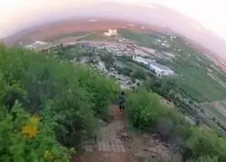 Las voces que hace un ciclista para apartar a un hombre que estaba corriendo