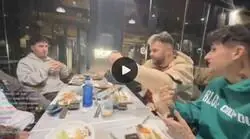 La cara de la camarera con este comentario de estos streamers es brutal