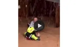 As&iacute; ha sido el rescate a una mujer y sus mascotas por un bombero en Valencia