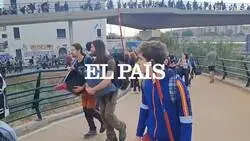 Miles de personas salen desde Valencia a las poblaciones del sur afectadas por la DANA