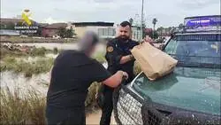 La Guardia Civil la l&iacute;a al detener a una persona descalza por llevarse unas zapatillas tras la DANA