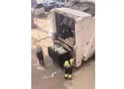 Una vecina de Alfafar recriminando a Mercadona y al gerente de la tienda la destrucci&oacute;n de alimentos