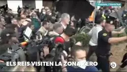 Pedro S&aacute;nchez ha tenido que huir y refugiarse ante la avalancha de violencia con la que ha sido recibido en Paiporta. El Rey ha seguido, pero se ha llevado lo suyo.