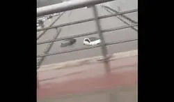 La carretera de Castelldefels con coches flotando e inundados