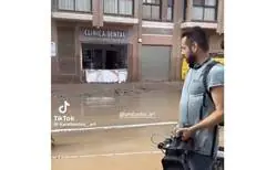 As&iacute; trata un c&aacute;mara de RTVE a un vecino en Valencia