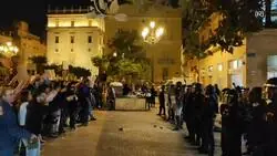 El pueblo frente a la Polic&iacute;a que ha ido a repartir en la manifestaci&oacute;n contra Carlos Maz&oacute;n y toda la gesti&oacute;n de la DANA