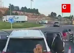 Un transportista tiene un problema con su cami&oacute;n y la gente se ofrece a hacer el porte por &eacute;l