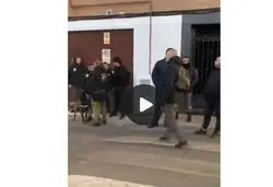 Le han pegado una pedrada a Dani Esteve de Desokupa durante un desahucio