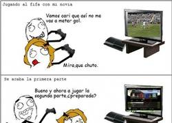 Enlace a Jugando al Fifa con la novia